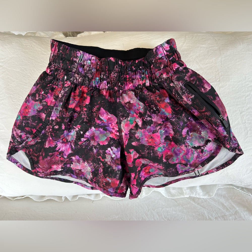 New Without Tag! Lululemon Hotty Hot 3-1/2" Inseam Shorts w/dot & tag. Size 2
